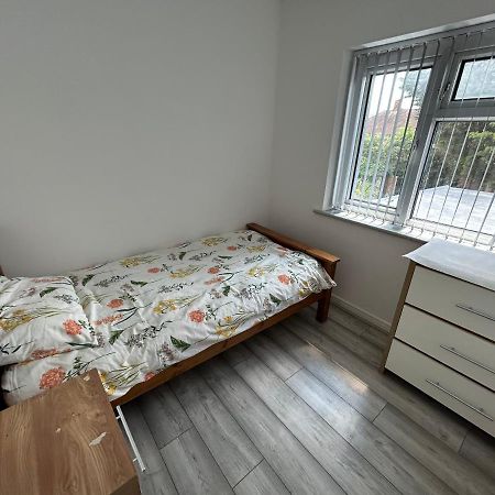Lovely 3 Bedroom Entire Home With Street Parking - Close To Nec, Bhx Airport - Sleeps 6 Guests Ideal For Contractors & Families Birmingham Buitenkant foto