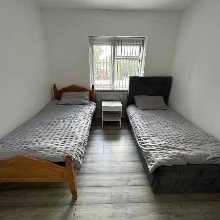 Lovely 3 Bedroom Entire Home With Street Parking - Close To Nec, Bhx Airport - Sleeps 6 Guests Ideal For Contractors & Families Birmingham Buitenkant foto
