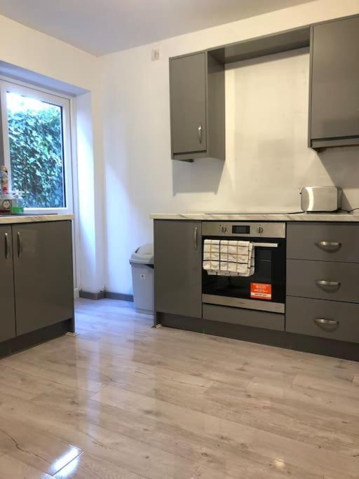 Lovely 3 Bedroom Entire Home With Street Parking - Close To Nec, Bhx Airport - Sleeps 6 Guests Ideal For Contractors & Families Birmingham Buitenkant foto