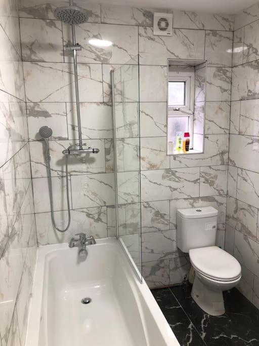 Lovely 3 Bedroom Entire Home With Street Parking - Close To Nec, Bhx Airport - Sleeps 6 Guests Ideal For Contractors & Families Birmingham Buitenkant foto