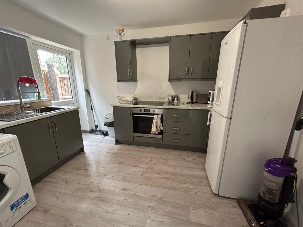 Lovely 3 Bedroom Entire Home With Street Parking - Close To Nec, Bhx Airport - Sleeps 6 Guests Ideal For Contractors & Families Birmingham Buitenkant foto
